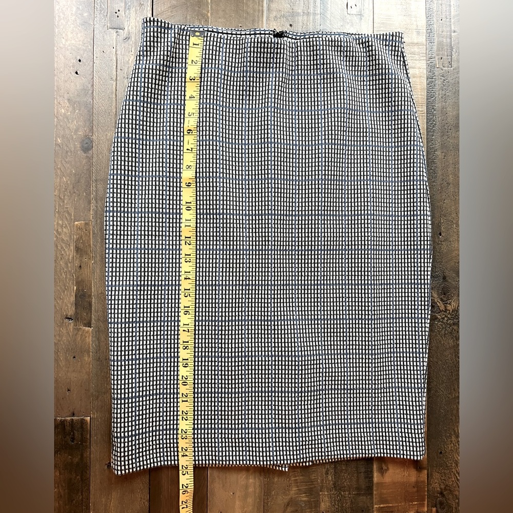 Ann Taylor - Black/Blue/White Check Fitted Pencil Skirt. Size Medium.